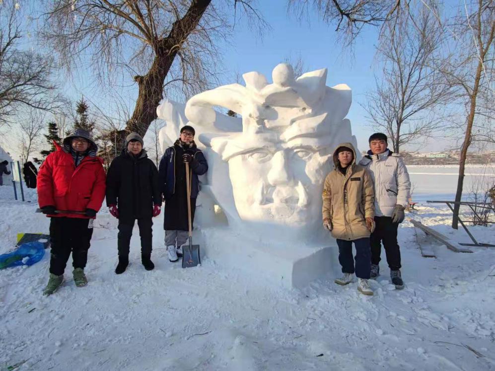 在2020首届长岭湖国际雪雕冰雕艺术创意大赛中我院师生雪雕作品《善良